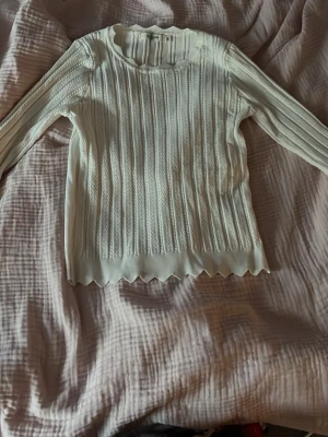 Stickad tröja  - Vit stickad tröja med fina detaljer, skulle säga att det är i storlek S! Skriv vid frågor!
