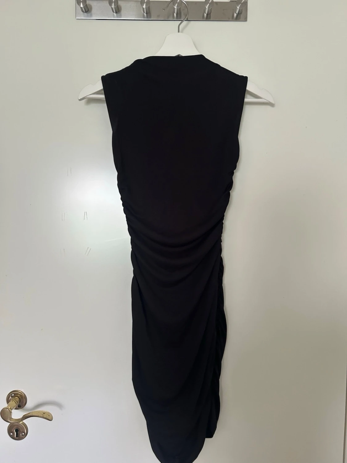 Svart långklänning med draperingsdetaljer  - 1