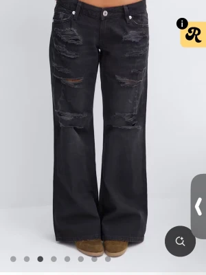 Baggy jeans  - Lågmidjade Svarta jeans från Gina 14+, baggy med slitningar. Storlek S. Nya bara använd en gång när jag testade dem, säljer för att de inte passade.