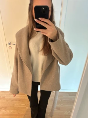Beige kappa med bred krage - Säljer en snygg beige kappa från only