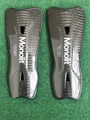 Monolit benskydd i kolfiber - Säljer ett par svarta benskydd från Monolit i kolfiber med ergonomisk form och vadderad insida för extra komfort. Lätta och slitstarka, perfekta för dig som vill ha maximalt skydd och rörelsefrihet på planen.