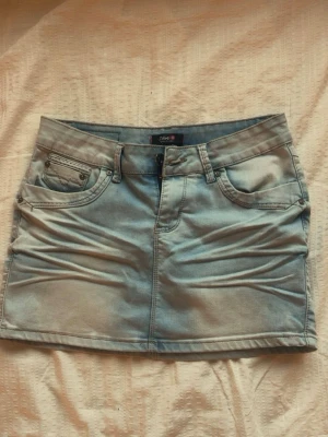 Ursnygg lågmidjad jeanskjol  - En jättefin ljusblå jeanskjol från Urban outfitters där jag köpte den för ungefär samma pris jag säljer för, den är i nytt skick och är ett sjukt snyggt plagg. Det ”skrynkliga” är en del av designen, är som alltid öppen att diskutera priset😇🫶🏼