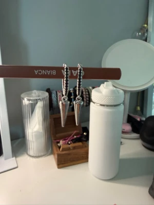 Örhängen  - Snygga örhängen med svarta detaljer. Kostar ca 300 kr nya men aldrig använt. Skriv vid frågor 💕