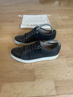 Lanvin skor - Lanvin Cap Toe sneakers. Storlek UK 8 / 42. Skick 7/10. Tillbehör: Dustbag. Nypris ca 5500kr. Mitt pris 1500kr.
