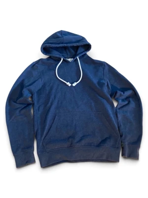 Mörkblå Pier One hoodie med vita snören - En stilren mörkblå hoodie med huva och vita dragsnören. Hoodien har en klassisk känguruficka framtill och ribbade muddar vid ärmslut och nederkant. Tillverkad i mjukt bomullsmaterial som är skönt mot huden. Perfekt för en avslappnad look.