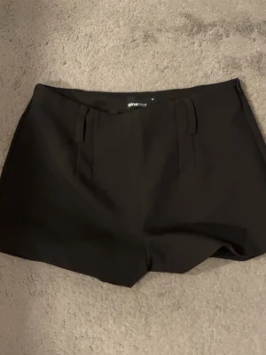 Shorts kostymbyxor  - Kostymbyxeshorts från Gina Tricot. Säljer då de inte används. Endast använd en gång! 