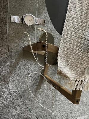 1750-500kr Lotus pearl white, Guldfynd armband 2st, guldfynd halsband - Klockan-750 kr nypris 2000kr säljs ej längre i affär.Kedjearmbanden 250kr styck, Halsbandet 500kr. Köp allt som allt eller i delar, alla delar=1750kr. Klockan är 30cm runt, armbanden 23cm,Halsbandet 60cm