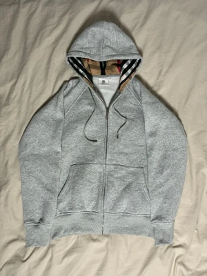 Burberry zip hoodie  - Tröjan har varit för liten sedan jag fick den och har bara lega därför vill jag bli av med den perfekta höst tröjan 
