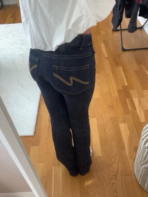 Bootcut jeans - Midwaist jeans från Nelly, använda 1 gång, passar mig som är 167😊