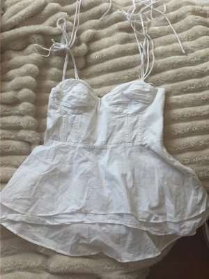 vit zara topp - Super söt vit zara topp❤️ Säljer pågrund av att den inte kommer tillanvänding. Aldrig använt!