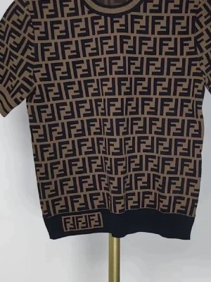 Fendi tröja  - Helt ny stickad Fendi tshirt i Stl M, superfin kvalité! Perfekt nu till hösten. Kan gå ner i pris vid snabb affär!