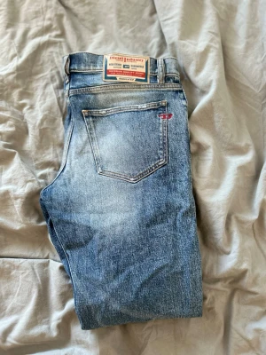 Ljusblå diesel jeans med slitningar  - Ljusblå diesel jeans med feta slitningar och snygg tvätt i mycket bra skick. Nypris runt 3000 men säljer billigt. 