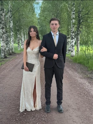 Champagnefärgad glittrig långklänning - Balklänning, endast använd en gång .