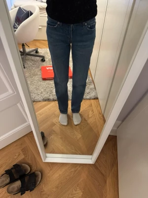 Levi's raka jeans - Klassiska blå jeans från Levi's med rak passform och låg  midja. Modellen heter low pitch straight. Storlek W24 vilket motsvarar ca 32. Passar mig bra i längden som är 164 cm lång.