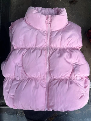 Rosa väst  - Rosa väst från new yorker aldrig använd storlek S men passar nog XS också 