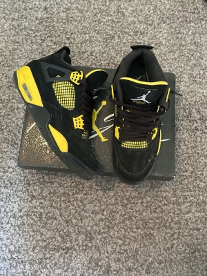 Jordan 4 thunder - Ett par Jordan 4 yellow thunder som har använts några gånger men fortfarande i toppskick. 