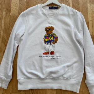 Ralph lauren tröja - Vit Polo bear by Ralph lauren i mycket bra skick Storlek S Scan fungerar skriv vid funderingar 