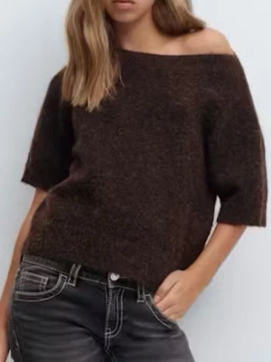 Brun off shoulder stickad tröja Gina Tricot - Mysig brun stickad tröja med off shoulder-design och korta ärmar. Tröjan har en avslappnad passform och är gjord i ett mjukt, luddigt material som ger en trendig look. Perfekt att styla med jeans för en chill vibe.