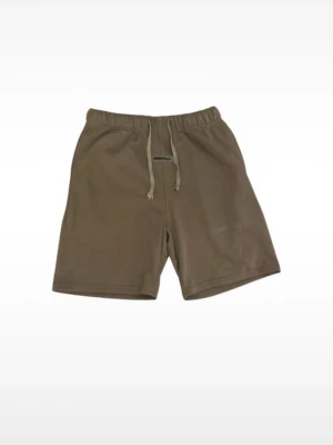 Beige shorts från Essentials - Snygga beige shorts från Essentials Fear of God med avslappnad passform och elastisk midja med snörning. Tillverkade i mjukt material som passar perfekt för sommardagar. Diskret logga på benet och klassisk design.
