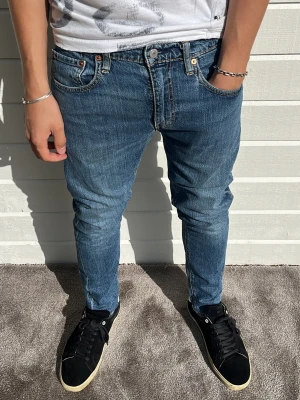 Levis 512 jeans - Hej! Snygga Levis 512 jeans säljes. Mycket bra kvalle. Storlek: W31/L32. Passform: Slim. Bra skick. Modellen på bilden är 183cm och väger 68kg. Hör gärna av dig vid intresse!