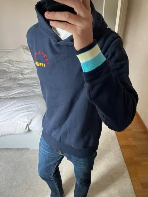 Mörkblå hoodie från MC2 Saint Barth - Säljer en fet mörkblå hoodie med texten ”SAINT BARTH PARADISE” från märket MC2 Saint Barth! ✌🏼——————————————————————————                                                    📐| Storlek: M                                                             👖| Märke: MC2 Saint Barth                                                🔎| Skick: Mycket Bra!                                                     ✍🏻| Skriv om du har några frågor