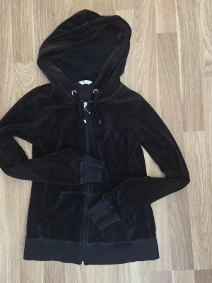 Hoodie sammets tyg Cubus - Bekväm hoodie i sammets tyg från Cubus. Metall till exempel dragkedja är sliten och har tappat färg på ställen.