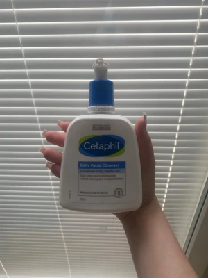 Cetaphil Daily Facial Cleanser - Cetaphil Daily Facial Cleanser i vit plastflaska med blå pump. Rengöringsgel för ansiktet, speciellt för kombinerad till oljig och känslig hud. Innehåller niacinamid och pantenol. Enkel och praktisk för daglig hudvårdsrutin. Mycket i burken då den sällan är använd.