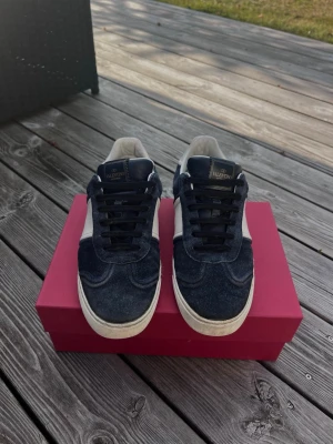 Valentino flycrews  - Tjena, säljer nu ett par valentino flycrews som har stått på hyllan ett tag🙌 | skorna är i hyfsat skick, det saknas 2 nitar på den ena skon och där ytter sulan har lossnat lite. Samt att mockan är inte jätte fräsch, men blir säkert galant om man använder mocka kit på dem!!🔥| skick 6/10 | såklart försökt använda dem så sparsamt de går, men har ju använt dem vardagligen innan så inte så konstigt att dem ser använda ut | skulle varit bäst om ni skrev på DM om ni vill ha mer information och bilder!✅