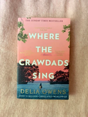 Where the crawdads sing - Delia Owens - Kya lämnas ensam av sin familj som barn och tvingas klara sig själv i naturen, stämplad som en utböling av de lokala invånarna i den intilliggande staden.  Jag har läst den en gång men inget tyder på användning . Skriv gärna om ni har några frågor 😊