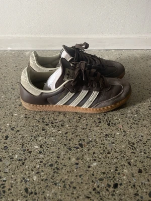 Bruna Adidas samba sneakers - Sambas i bra skick