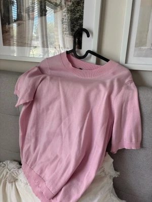 Ljusrosa finstickad t-shirt - Nästan helt oanvänd tröja från Lindex. Storlek s och jätte fin. 