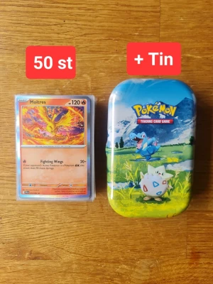 Pokémonkort 50 st + samlarburk - Säljer ett paket med 50 Pokémonkort och en färgglad Pokémon samlarburk i metall. Bland korten finns olika Pokémon som Moltres, Noivern och Toxtricity. Perfekt för present till barn.
