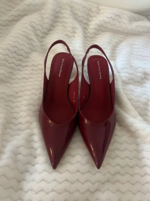 2 par klackar: Vinröda och beige rosa  - Snygga vinröda pumps med spetsig tå och slingback-rem. Skorna har en elegant lackad yta och medelhög klack som ger en stilren look. Skorna är oanvända.  Perfekta för dig som vill sticka ut med färg och glans.                                    Endast Vinröda klackar: 200kr                                                    Endast Rosa beige: 200kr                                                          Vinröd + Rosa beige: 350 