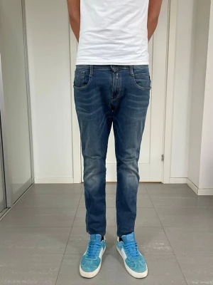 Replay Anbass Jeans - Säljer nu dessa Replay Anbass Jeans, W30 o L30 med mått ca 37,5 o 97 cm. skriv för fler bilder/frågor🙌🏼