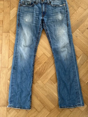 True Religion jeans - Stilrena True Religion jeans i bra skick. Kan posta eller alternativt mötas upp i Stockholm. 