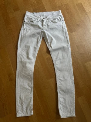 Vita Dondup George jeans - Säljer ett par vita Dondup jeans i modellen George. Inga tecken på slitage och de är helt vita utan fläckar. 