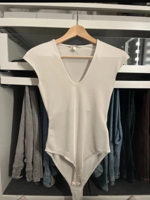 Vit v ringad body  - Vit vringad body från hm. Säljs inte längre. Nyskick!! 