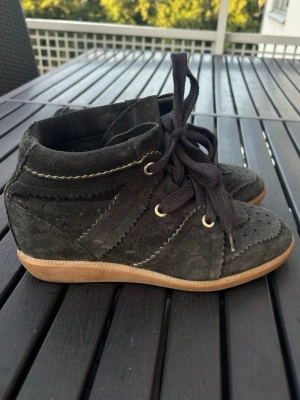 Oanvända Isabel Marant skor  - Oanvända Isabel Marant skor, köpta här på Plick förra våren därav är kartongen inte med. Använda 1 gång av mig, bekväma och fina! 