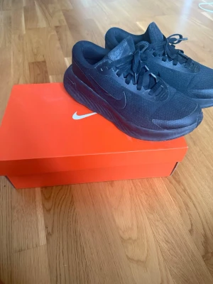 Svarta Nike sneakers mesh - Snygga helsvarta Nike sneakers med låg profil och tjock sula. Ovandelen är i meshmaterial för bra andningsförmåga och skorna har klassisk snörning. Perfekta för dig som gillar stilrena och sportiga skor. Strlk 39. Detta är intw fast pris pris diskuteras vi, kan tänka mig att gå ner i pris.