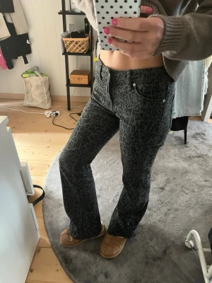 Leopard byxor  - Mörk leopard bootcut jeans från H&M.  Jättesköna.  Använda endast 1 gång! Syns knappt att de är använda. 