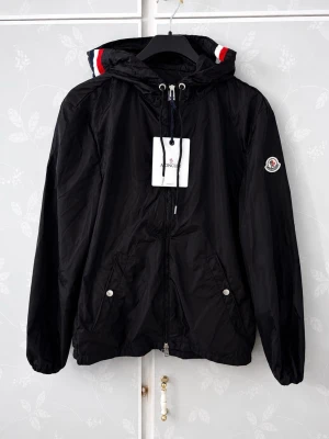 Moncler Windbreaker  - Säljer en helt ny Moncler Windbreaker som jag fick i födelsedagspresent men den var för liten. Den är storlek L/3 men den lutar mer åt M hållet. Kom dm för mer information 🙂