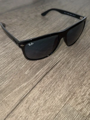 Rayban boyfriend - Klassiska svart/blå Ray-Ban  Boyfriend solglasögon med mörka glas och ikonisk form. Snygg och tidlös design med Ray-Ban-logga på bågen. Perfekta för att höja din stil under soliga dagar.
