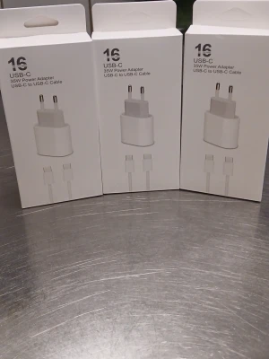USB-C 35W laddare med kabel tre för 300 och en st 150 - Säljer en vit USB-C 35W Power Adapter med tillhörande USB-C till USB-C kabel. Perfekt för snabbladdning av mobiltelefoner och andra enheter. Kompakt och stilren design som passar i väskan eller fickan. Levereras i originalförpackning.