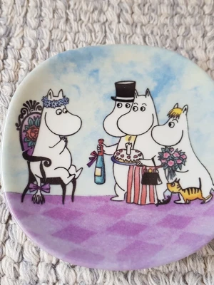 Mumin väggtallrik Födelsedagen  - Felfri. 12x12cm. Säljer fler sådana här väggtallrikar så kika gärna också på mina övriga annonser. Packar mycket bra. 