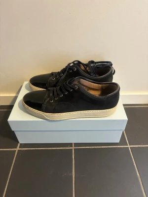 Lanvin  - Hej, säljer mina Lanvins i storlek 9, motsvarar 43/44. Mörkblåa med glans. Hål vid hälarna som går att fixa hos en skomakare för inte särkilt mycket, därmed ett lågt pris. Allt original följs med, inklusive fysiskt kvitto. 