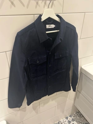 Mörkblå overshirt Moods Herr - Marinblå Overshirt från Moods(ett norskt märke) Storlek: S Skick: Bra skick Nypris: 1300 SEK Skickas inom 24h😁