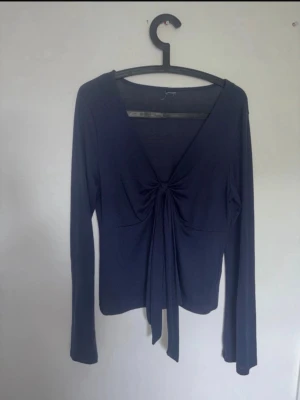 Topp ifrån gina tricot  - Använd fåtal gånger stl XL men passar L fint obs! Lite nopprig i armhålan som syns på bilden 