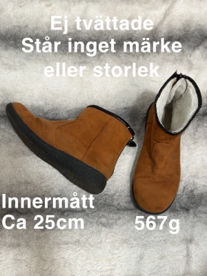 Bruna fodrade boots  - Säljer ett par bruna boots med svart sula och vit, mjuk fuskpäls på insidan. Dragkedja på sidan för enkel påtagning. Innermått ca 25 cm. Perfekta för kalla dagar och ger en avslappnad look.🌸 Ej tvättade. Står inget namn eller storlek. Innermått ca 25cm vilket ungefär motsvarar 39