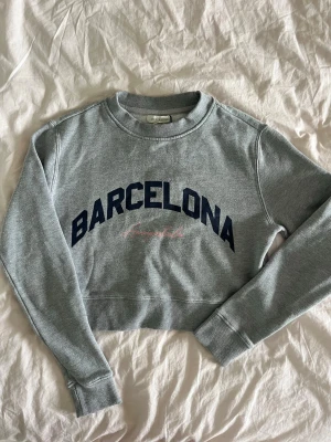 Aéropostale sweatshirt - Grå croppad sweatshirt med tryck från Aéropostale. Storlek xs