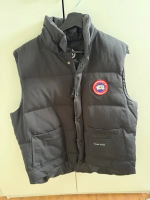 Svart dunväst från Canada Goose - står storlek xl skulle säga M/L tror den e fake men den fräsch iaf